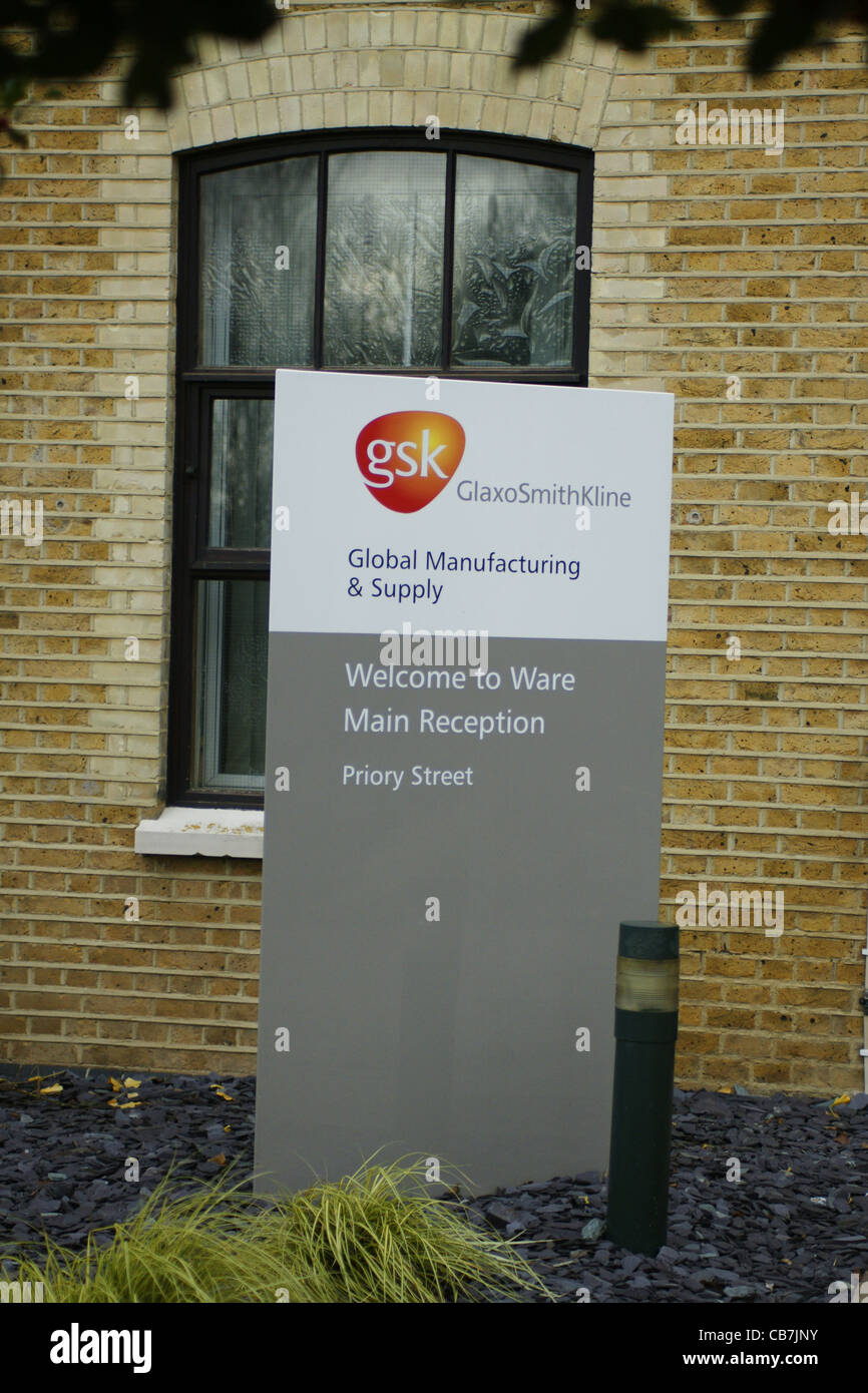 Les logos d'entreprise et les signes à l'usine de GSK Glaxo Ware, Angleterre Banque D'Images