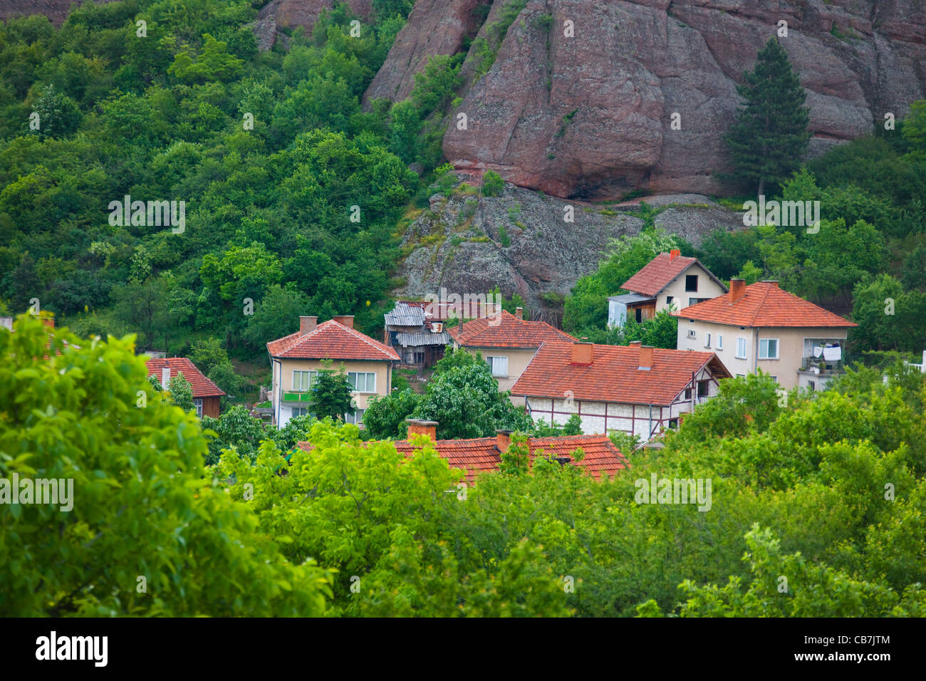 Maison au toit rouge dans la montagne, Belogradchik, Vidin Province, Bulgarie Banque D'Images