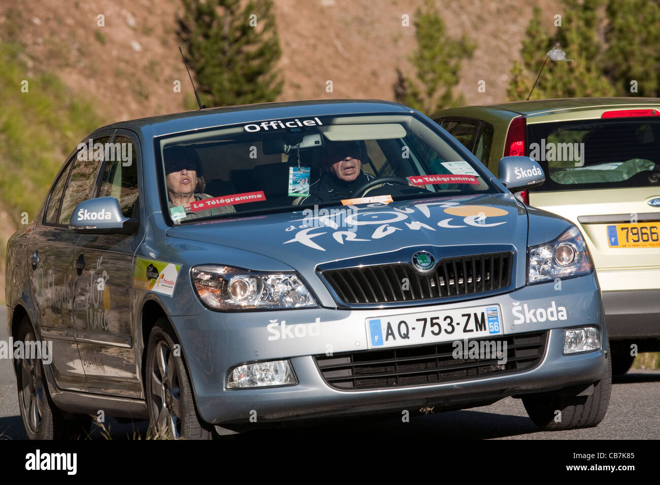 Voiture Skoda officielle sur scène 18 de la montée dans le Col d'Lzoardat, Le Tour de France 2011 Banque D'Images Voiture Skoda officielle sur scène 18 de la montée dans le Col d'Lzoardat, Le Tour de France 2011 Banque D'Images