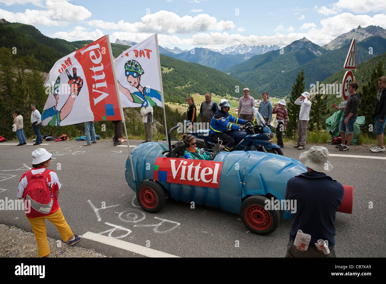 Vittel véhicule dans la caravane sur scène 18 de la montée dans le Col d'Lzoard, Le Tour de France 2011 Banque D'Images