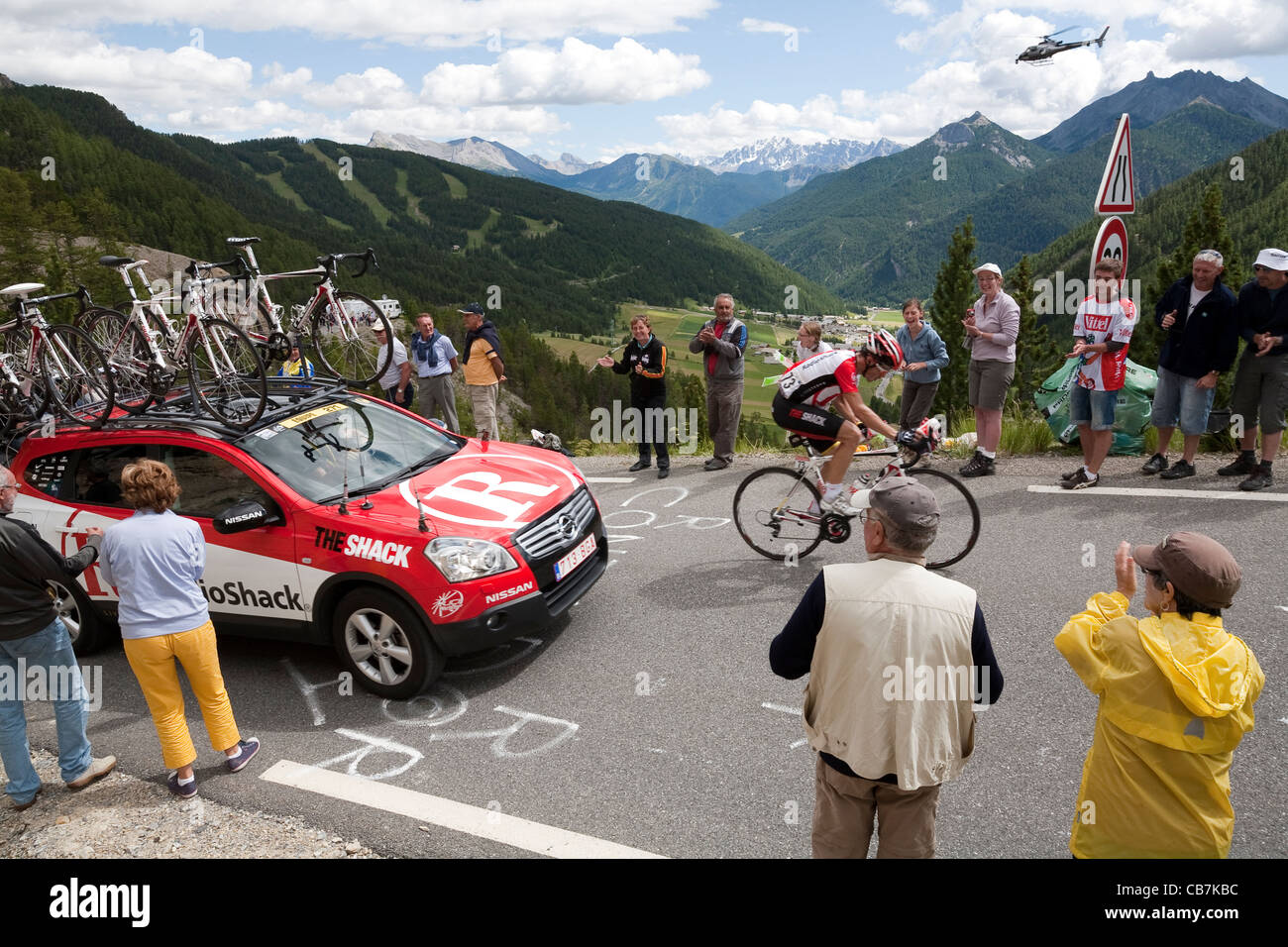 Radio Shack Rider avec support voiture sur stade 18 de la montée dans le Col d'Lzoard, Le Tour de France 2011 Banque D'Images Radio Shack Rider avec support voiture sur stade 18 de la montée dans le Col d'Lzoard, Le Tour de France 2011 Banque D'Images