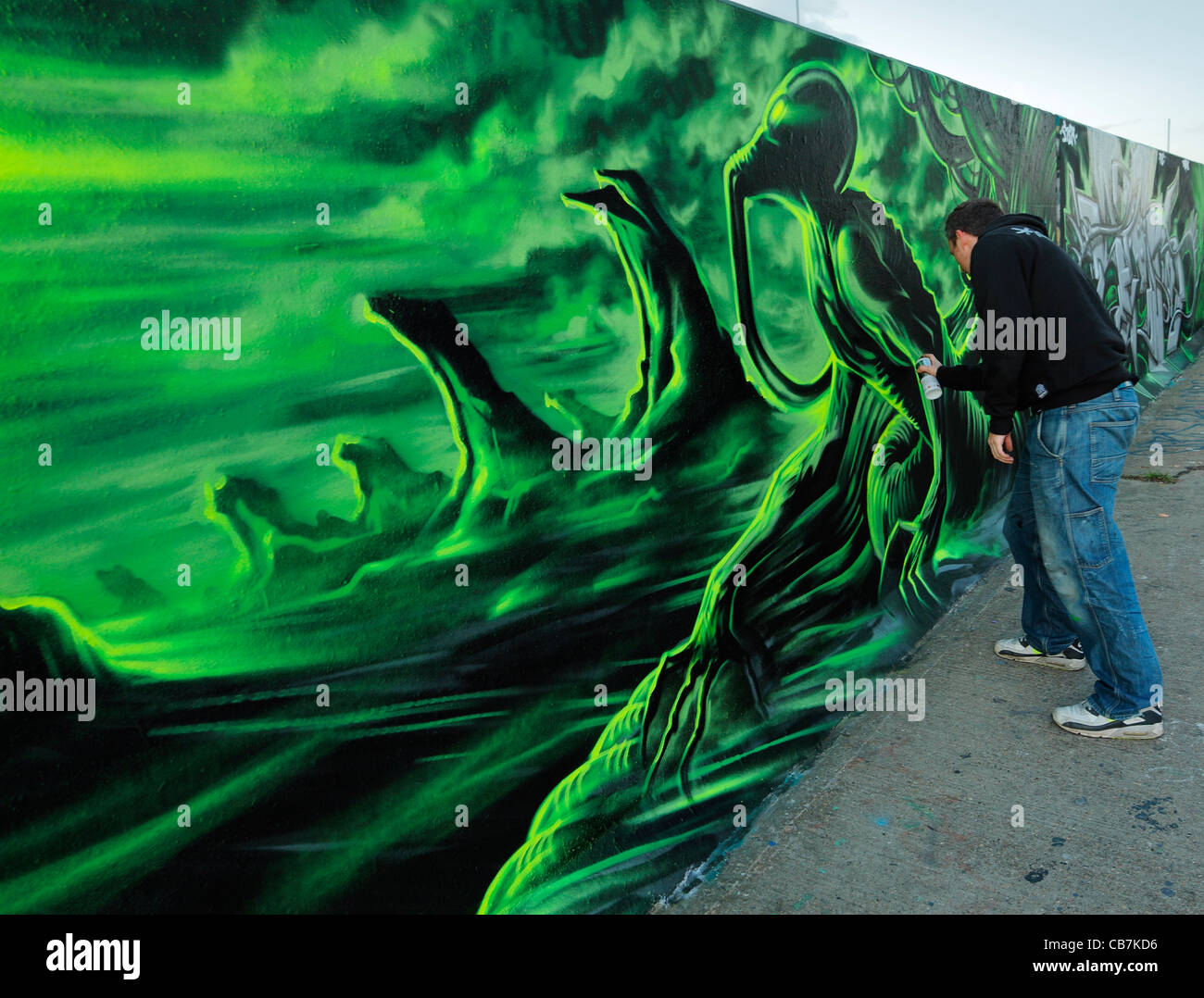 Artiste urbain Dan Kitchener à peindre un mur légal. Banque D'Images