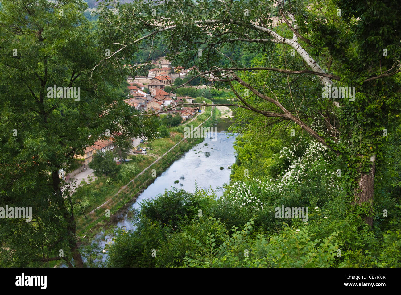 La rivière Jantra et ville de Veliko Tarnovo, Bulgarie Banque D'Images