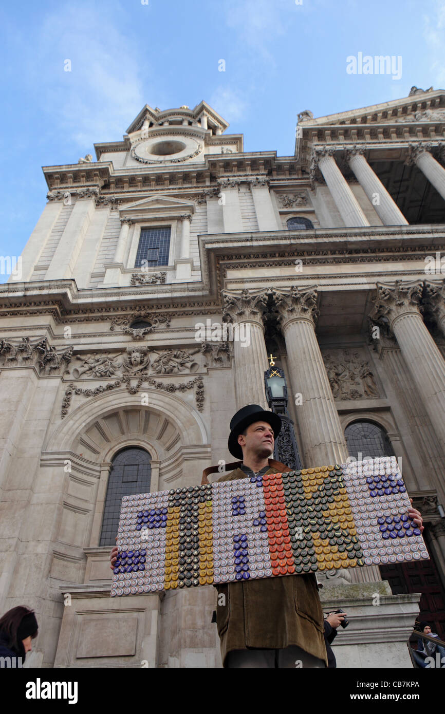Occupy London manifestant portant haut de forme, porte placard avec mot 'STRIKE', à l'appui de substitution, les travailleurs du secteur public. Banque D'Images