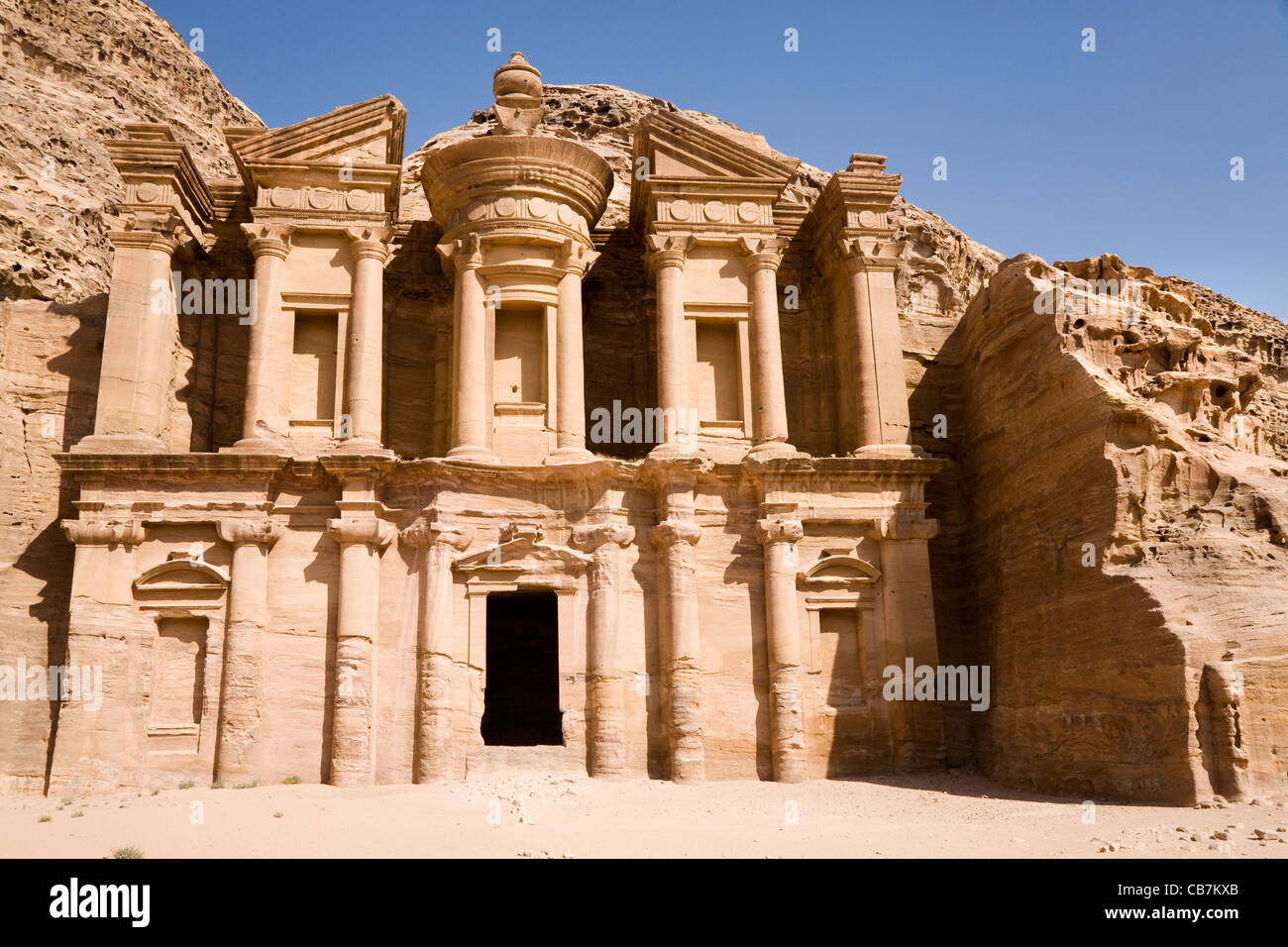 Avant de "Le Monastère" à la cité perdue de Petra en Jordanie. Petra a été redécouverte dans l'année 1812. Banque D'Images