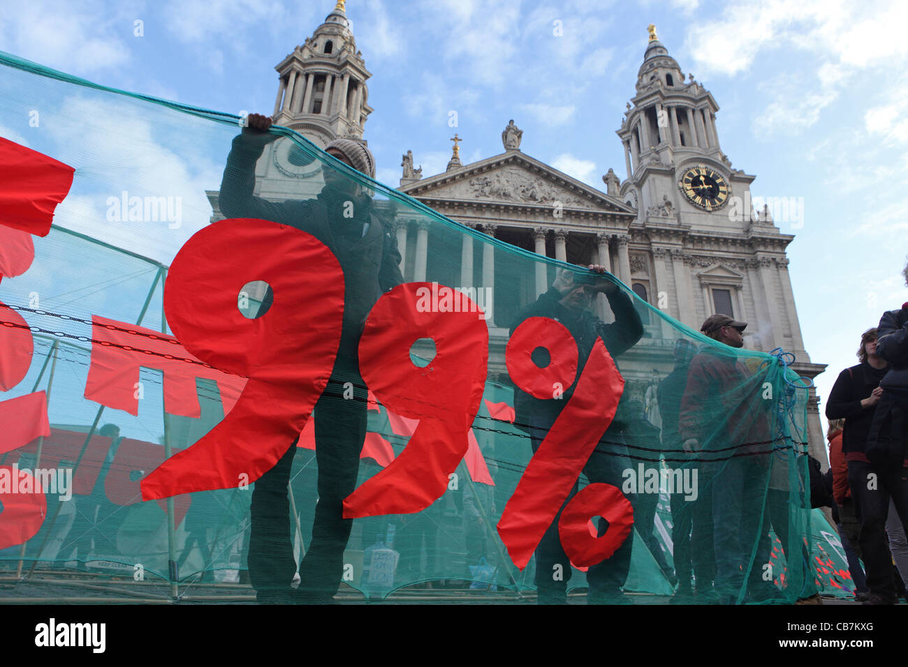 Occupy London protestataire en face de St Paul's, Ville de London, UK. Protester au nom, 99  % de pauvres, contre 1  % de riches Banque D'Images