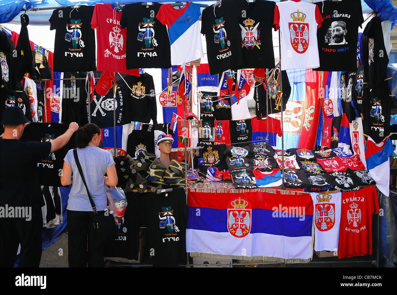 Serbie Août 2011 : 51ème Festival International de trompette de Guča. Wc séparés avec des T-shirts représentant des symboles tchetniks. Banque D'Images