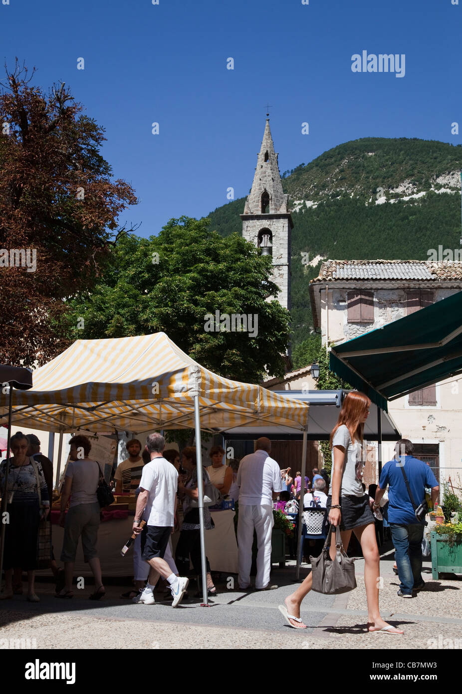 Marché français sur une journée ensoleillée à Saint-André-les-Alpes, Provence-Alpes-Côte d'Azur, France Banque D'Images