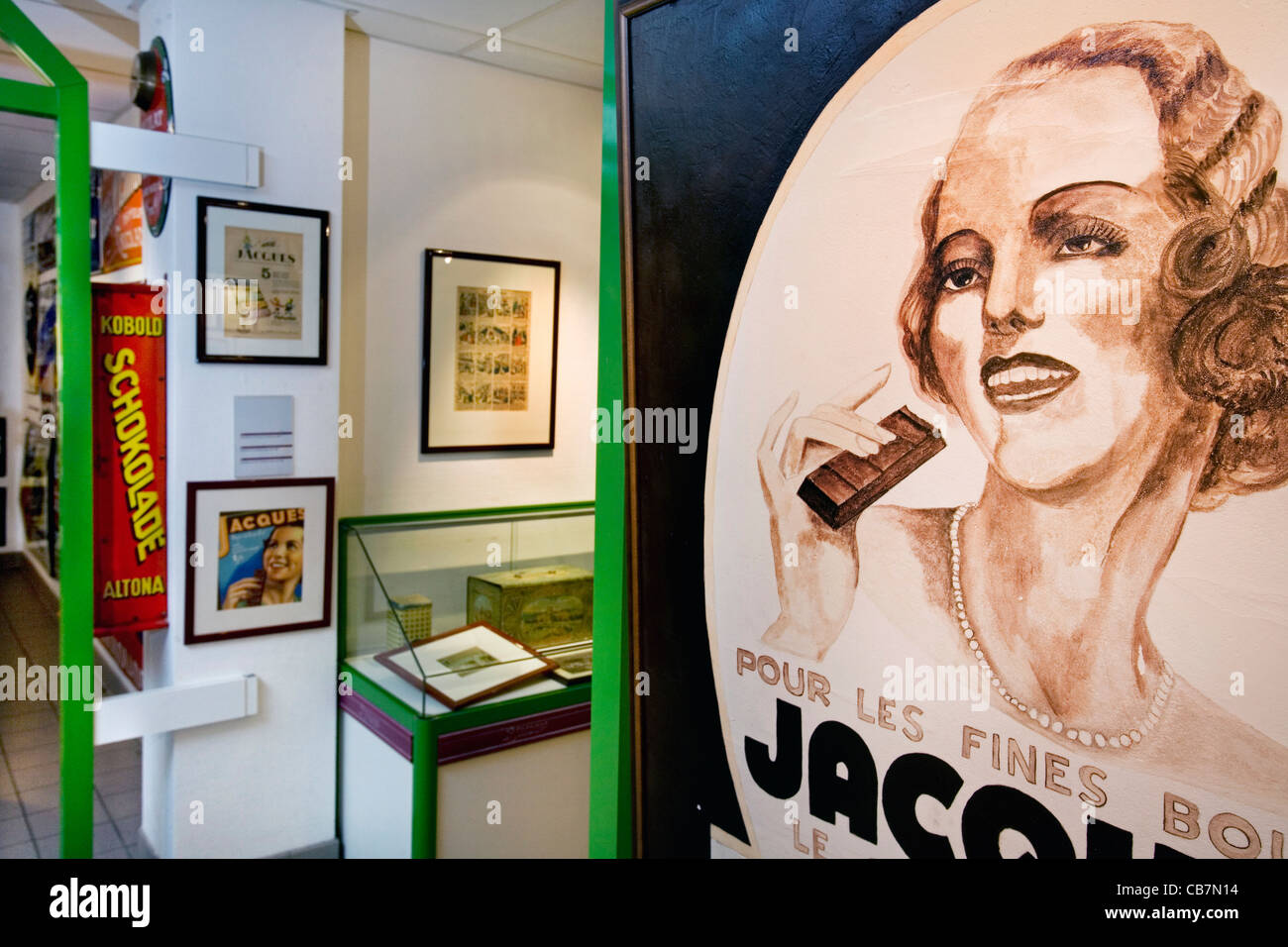 Intérieur de la musée du chocolat Jacques montrant vieilles affiches publicitaires, Eupen, Belgique Banque D'Images