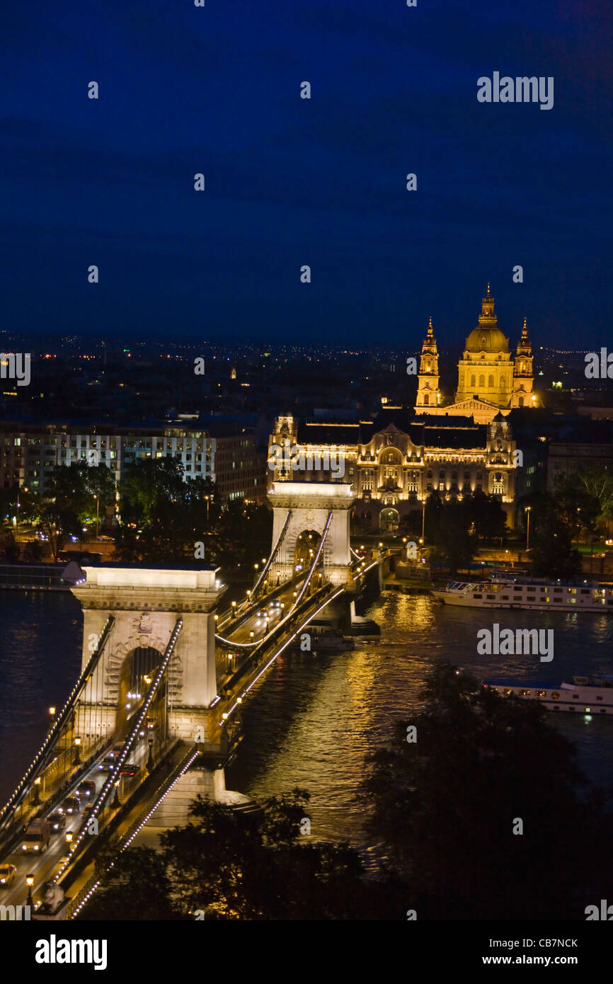 Vue de nuit sur le Pont des Chaînes sur le Danube, Budapest, Hongrie Banque D'Images