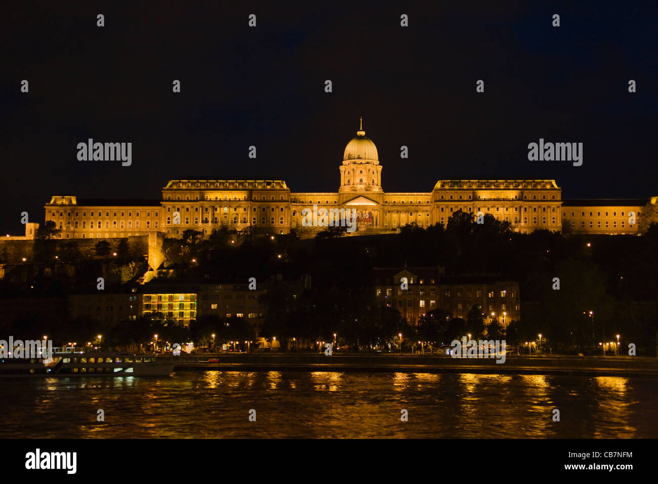 Vue de nuit du Palais Royal le long du Danube, Budapest, Hongrie Banque D'Images