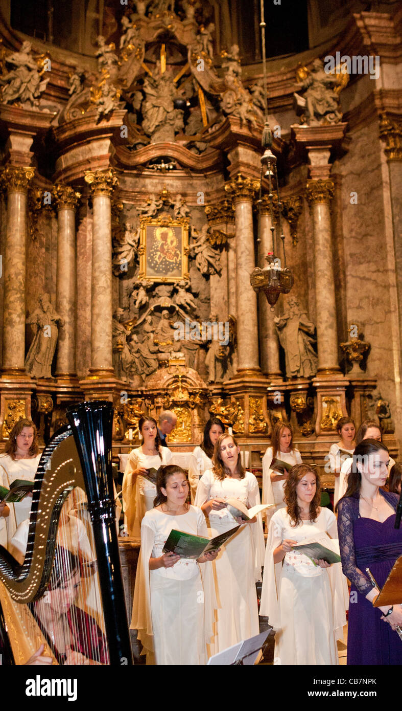 Debreceni Kodaly Korus sur scène à l'Église Egyetemi 2011 en Hongrie, Budapest, 04.octobre.2011 Banque D'Images