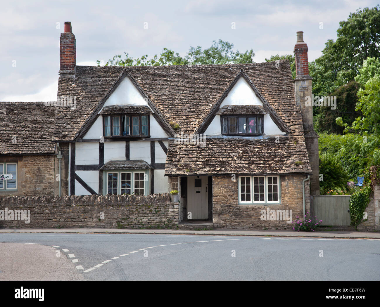 Un style traditionnel à colombages Cotswolds cottage en pierre avec toit en ardoise naturelle à Lacock, Wiltshire, Angleterre du Sud-Ouest, Royaume-Uni Banque D'Images