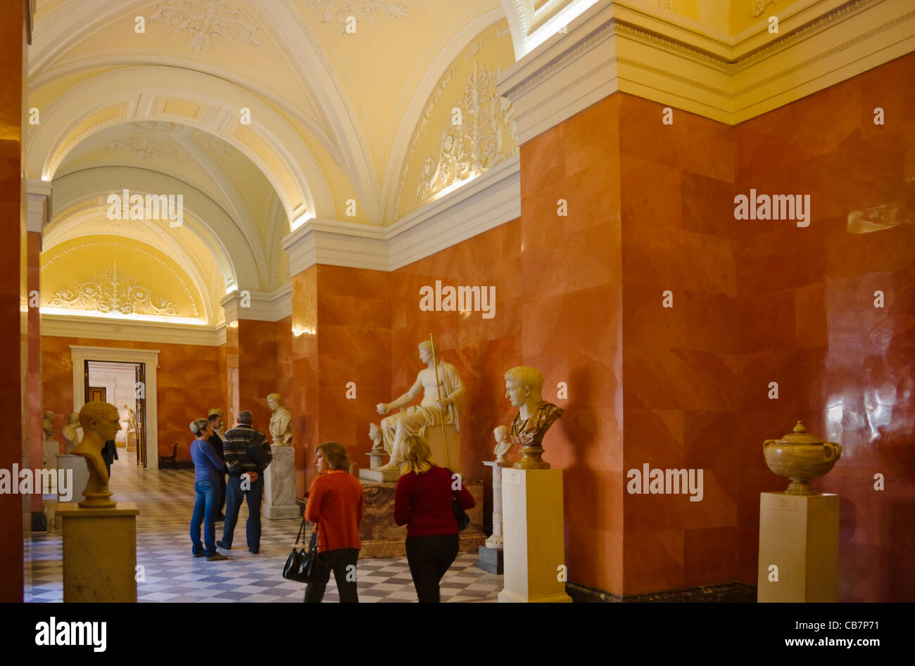 Les touristes à l'intérieur de palais d'hiver, Saint Petersburg, Russie Banque D'Images