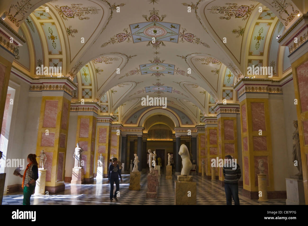 Les touristes à l'intérieur de palais d'hiver, Saint Petersburg, Russie Banque D'Images
