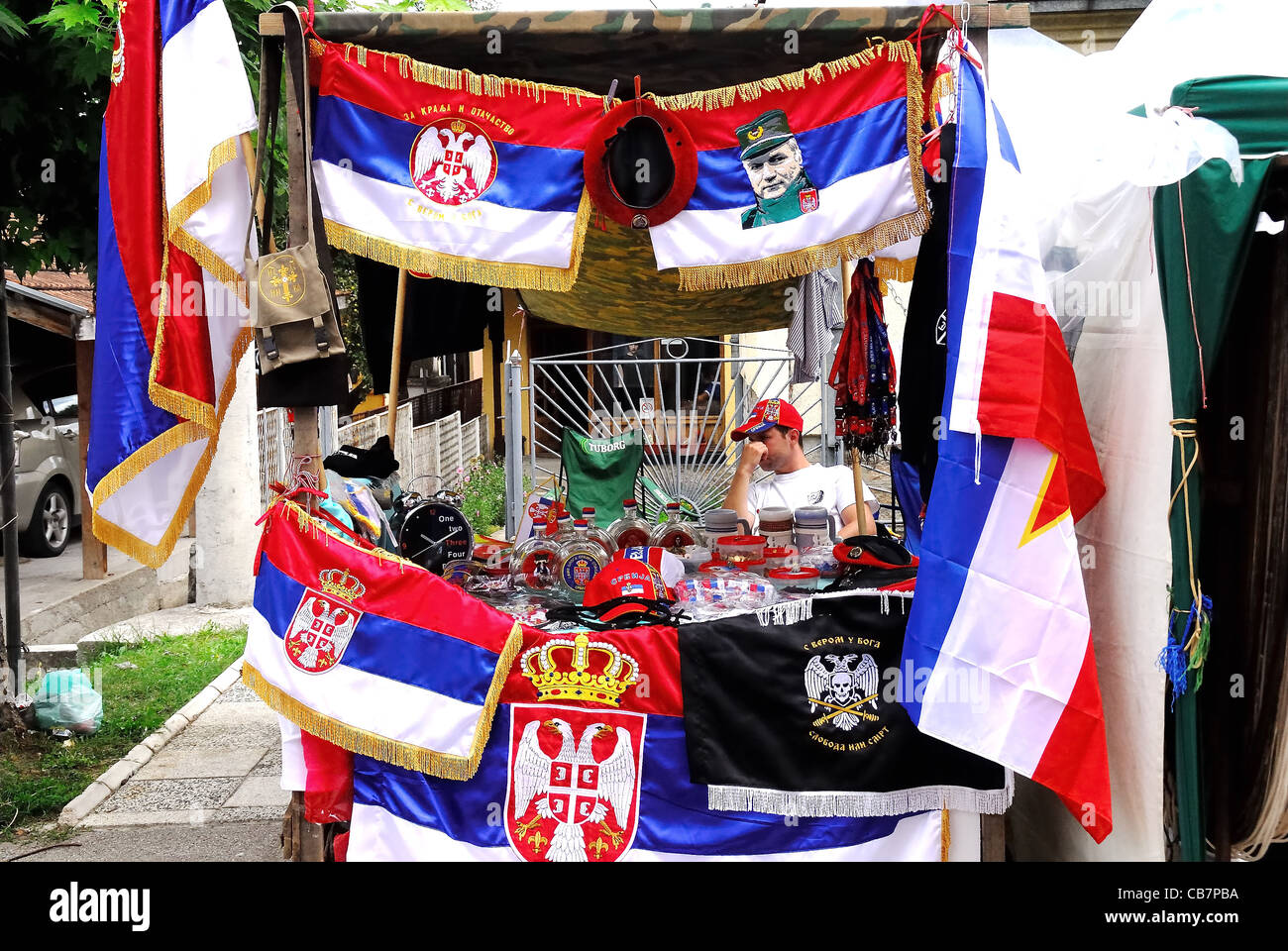 Serbie Août 2011 : 51ème Festival International de trompette de Guča. Avec blocage drapeaux nationalistes serbes. Banque D'Images