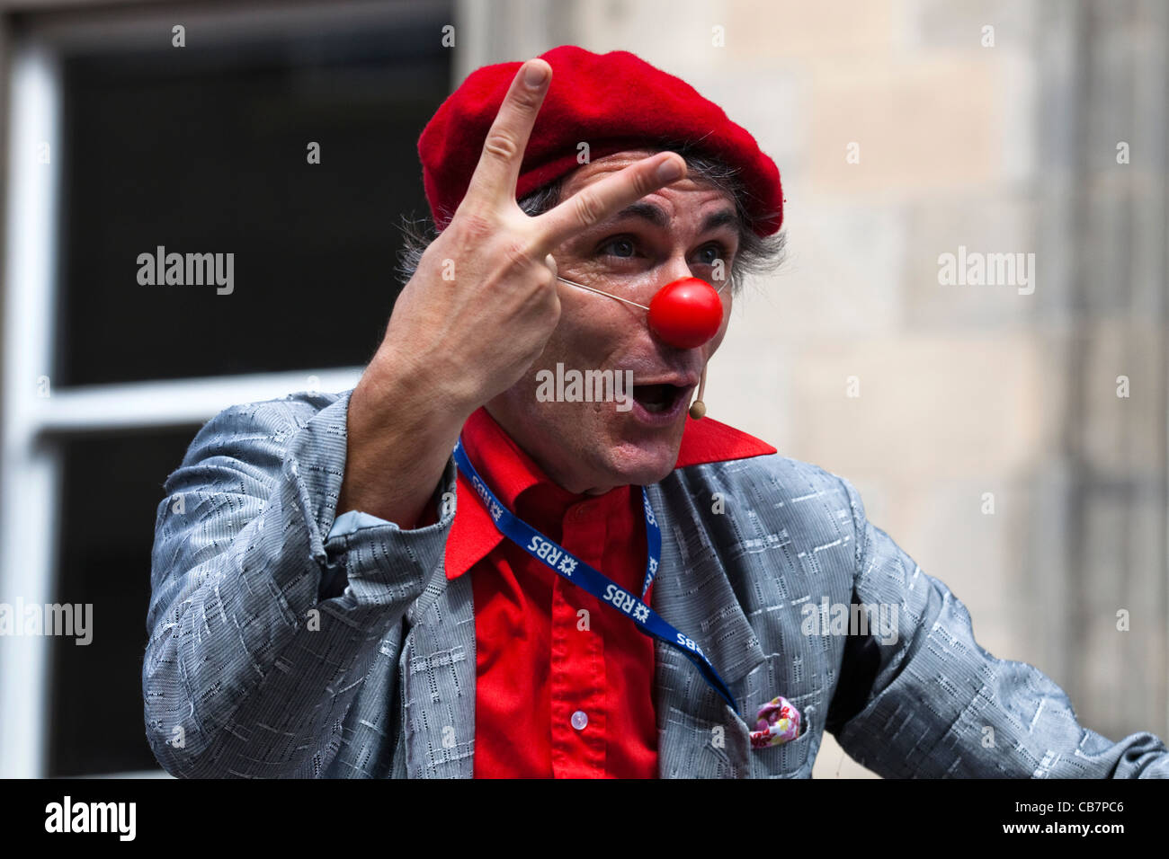 Artiste de rue habillé en clown et portant un nez rouge, l'exécution au Fringe Festival, Banque D'Images