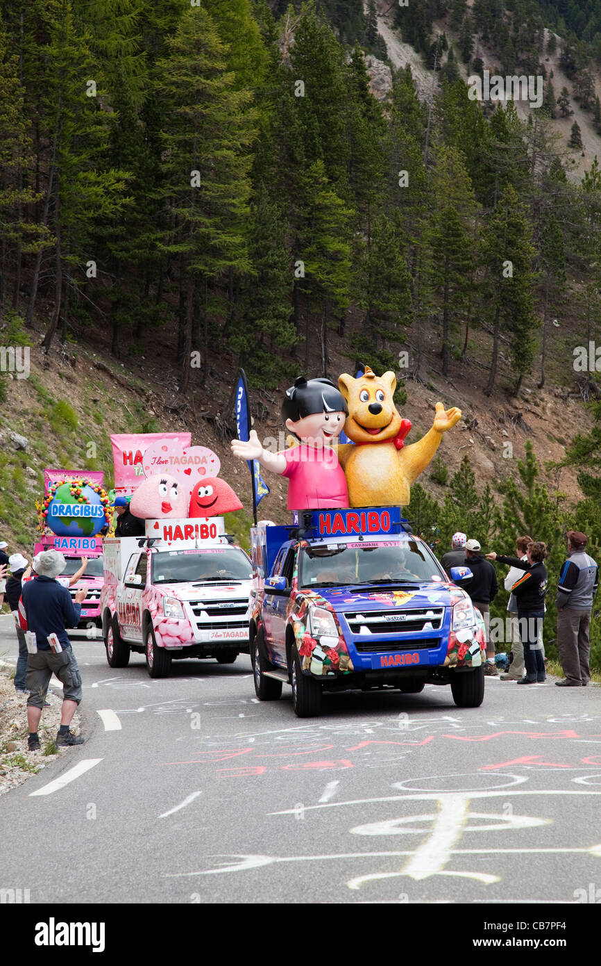 Véhicule Haribo dans la caravane sur scène 18 de la montée dans le Col d'Lzoard, Le Tour de France 2011 Banque D'Images