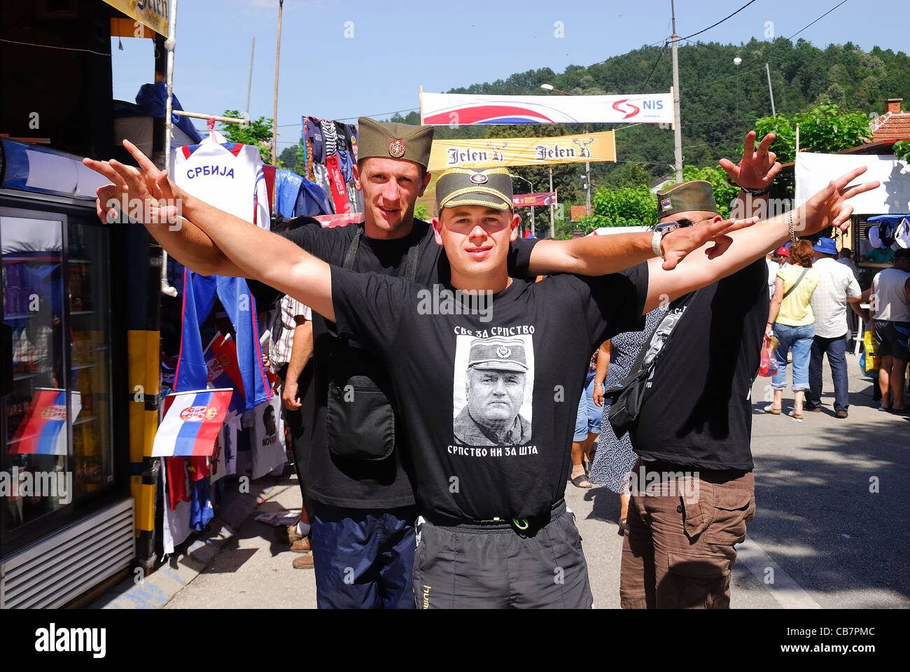 Serbie Août 2011 : 51ème Festival de trompette de Guča. Les garçons serbe Mladic avec T-shirt salue avec trois doigts tchetniks soulevées. Banque D'Images