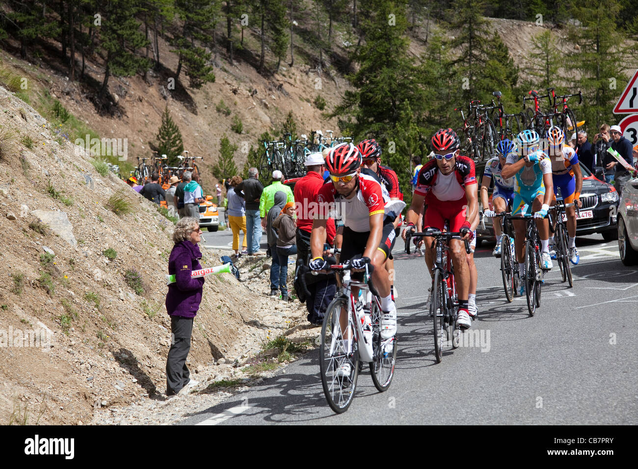 Riders sur scène 18 de la montée dans le Col d'Lzoard, Le Tour de France 2011 Banque D'Images Riders sur scène 18 de la montée dans le Col d'Lzoard, Le Tour de France 2011 Banque D'Images