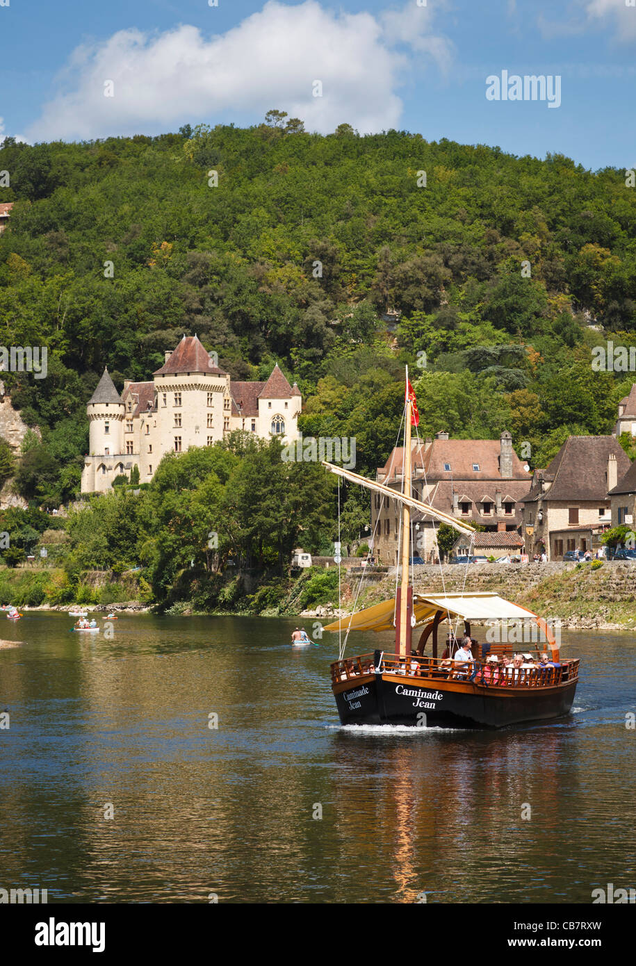 Dordogne voile à La Roque Gageac avec Chateau de la la Malartrie en arrière-plan, Périgord, France Banque D'Images
