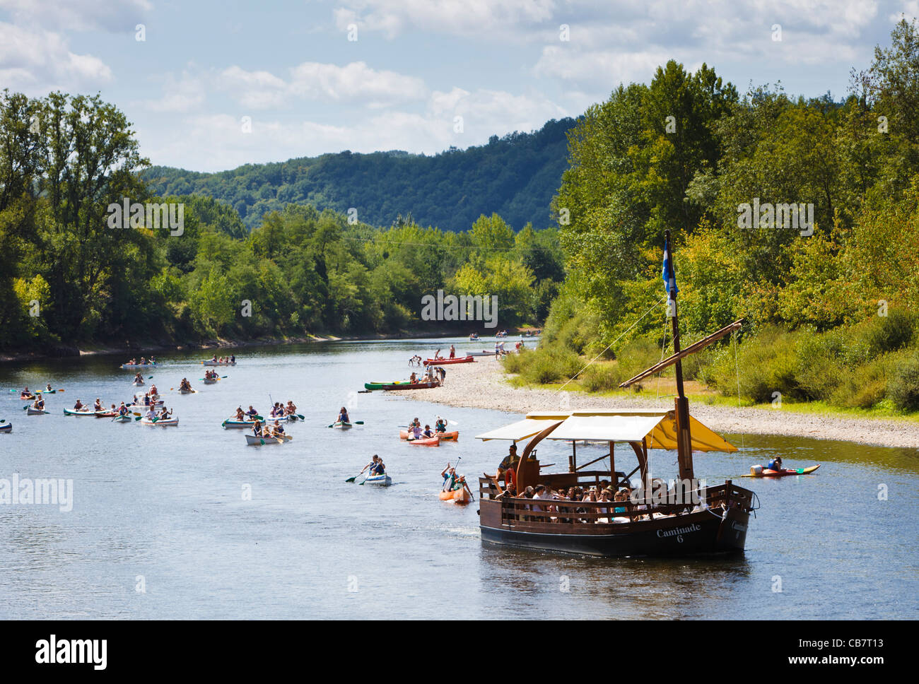Rivière Dordogne - bateau touristique et canoë-kayak en canoë, France, Europe Banque D'Images