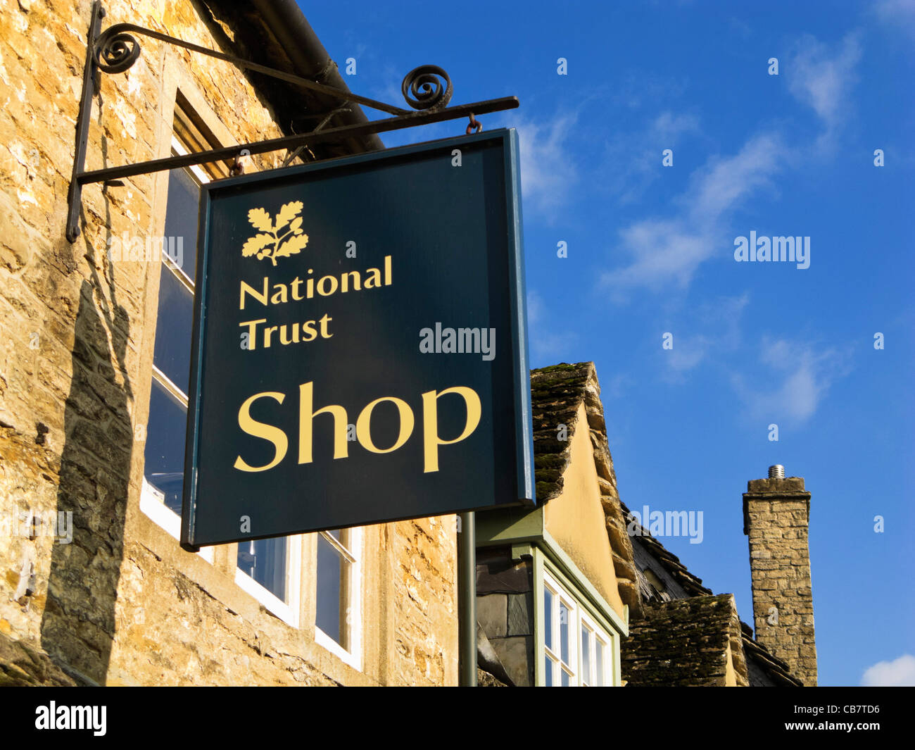 National Trust shop sign in Lacock, Wiltshire, England, UK Banque D'Images