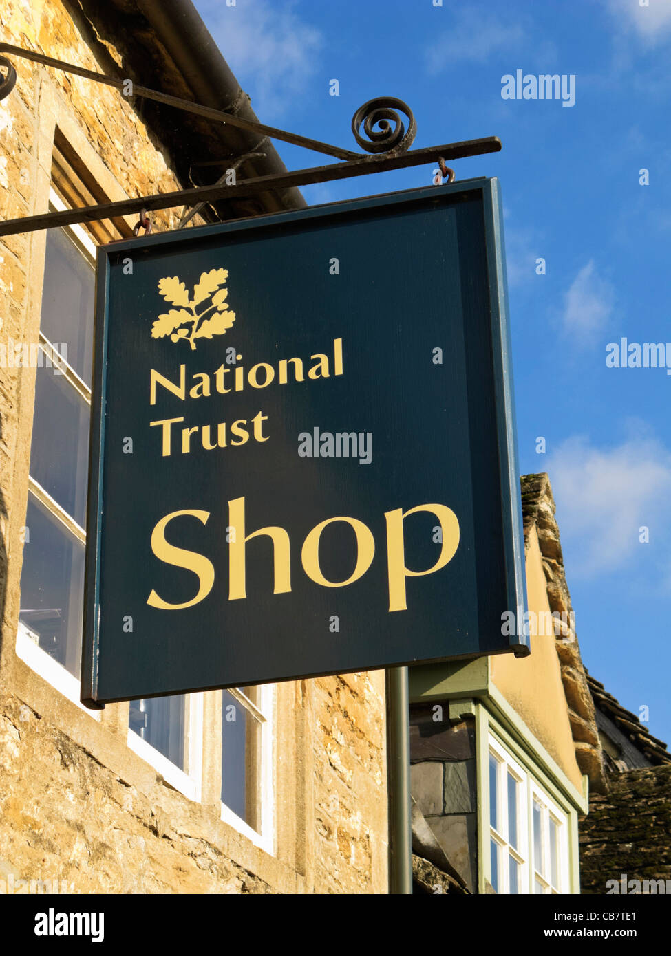 Enseigne de magasin National Trust avec logo - Angleterre, Royaume-Uni Banque D'Images