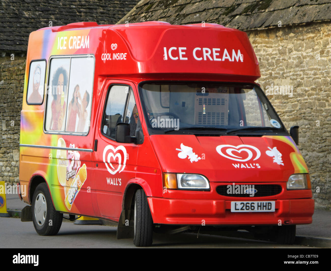 Ice cream van stationné sur une rue en Angleterre, Royaume-Uni Banque D'Images