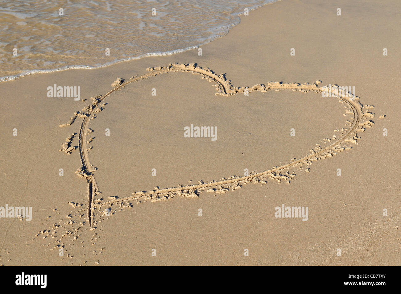 Un coeur dans le sable Banque D'Images
