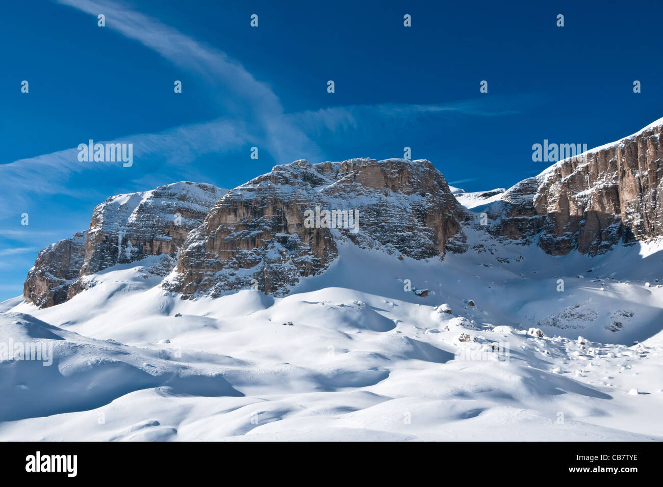 Sentier d'échappement blanc avion forme une croix sur Boé Pic dans station de ski d'Alta Badia, Dolomites, Italie. Banque D'Images