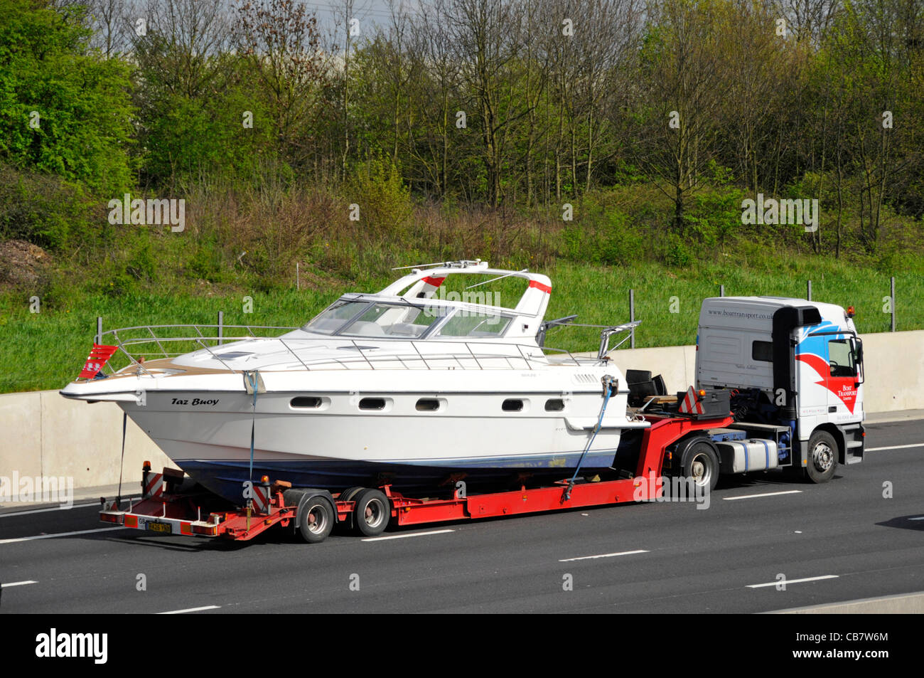 Lancement de l'entrepreneur de transport bateau spécialisé sur les transports & chargeur bas articulé camion poids lourds camion conduisant le long de l'autoroute M25 UK Angleterre Essex Banque D'Images