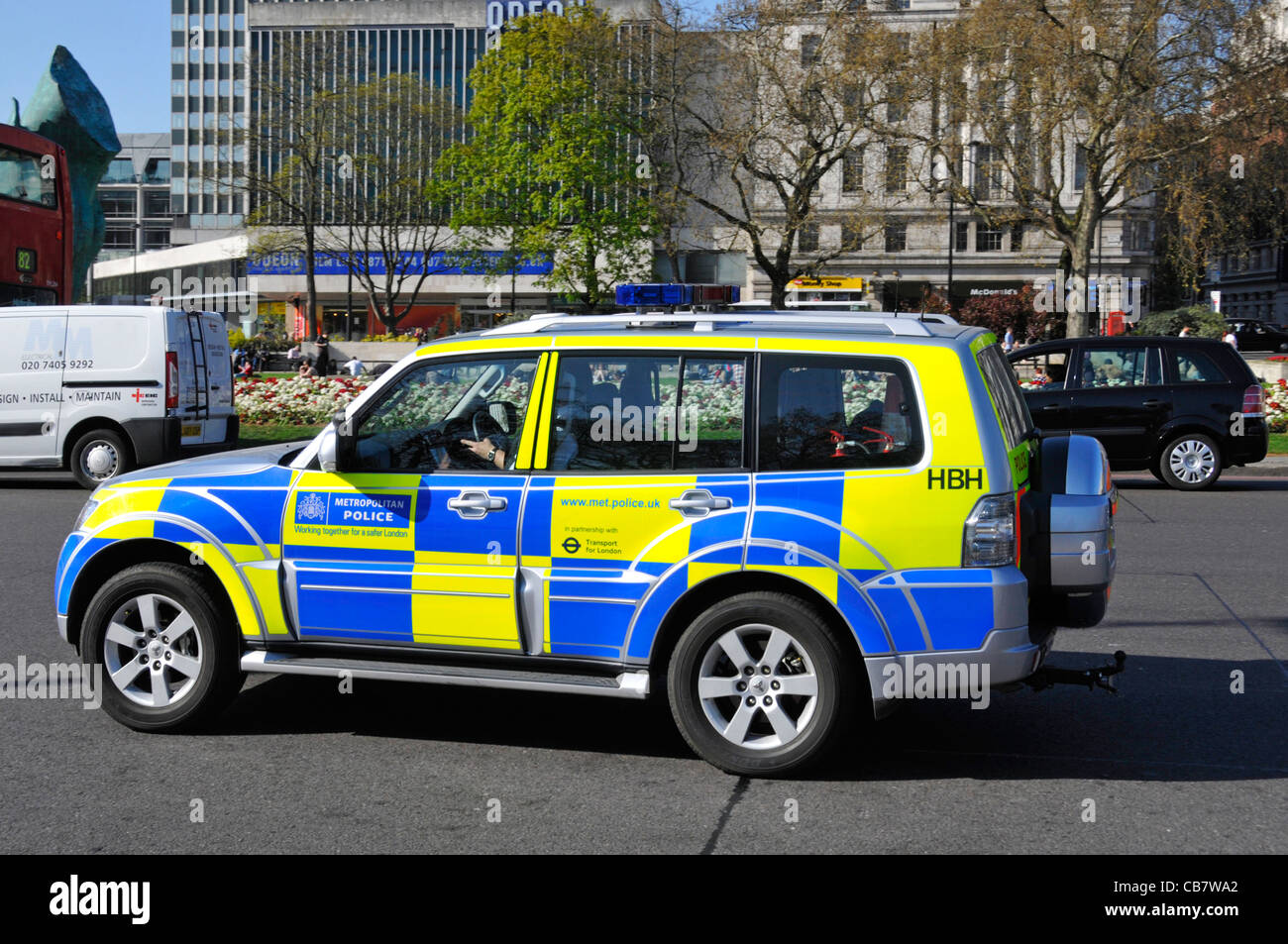 Agents de la Police métropolitaine en patrouille en 4x4 voiture de police dans le système de circulation à sens unique du Marble Arch London West End London England UK Banque D'Images
