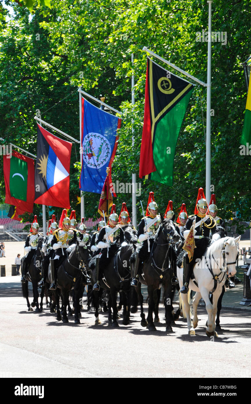 Blues and Royals Household Cavalry Regiment quitte Horse Guards Parade Ground après la cérémonie de relève de la garde cérémonie Londres Angleterre Royaume-Uni Banque D'Images
