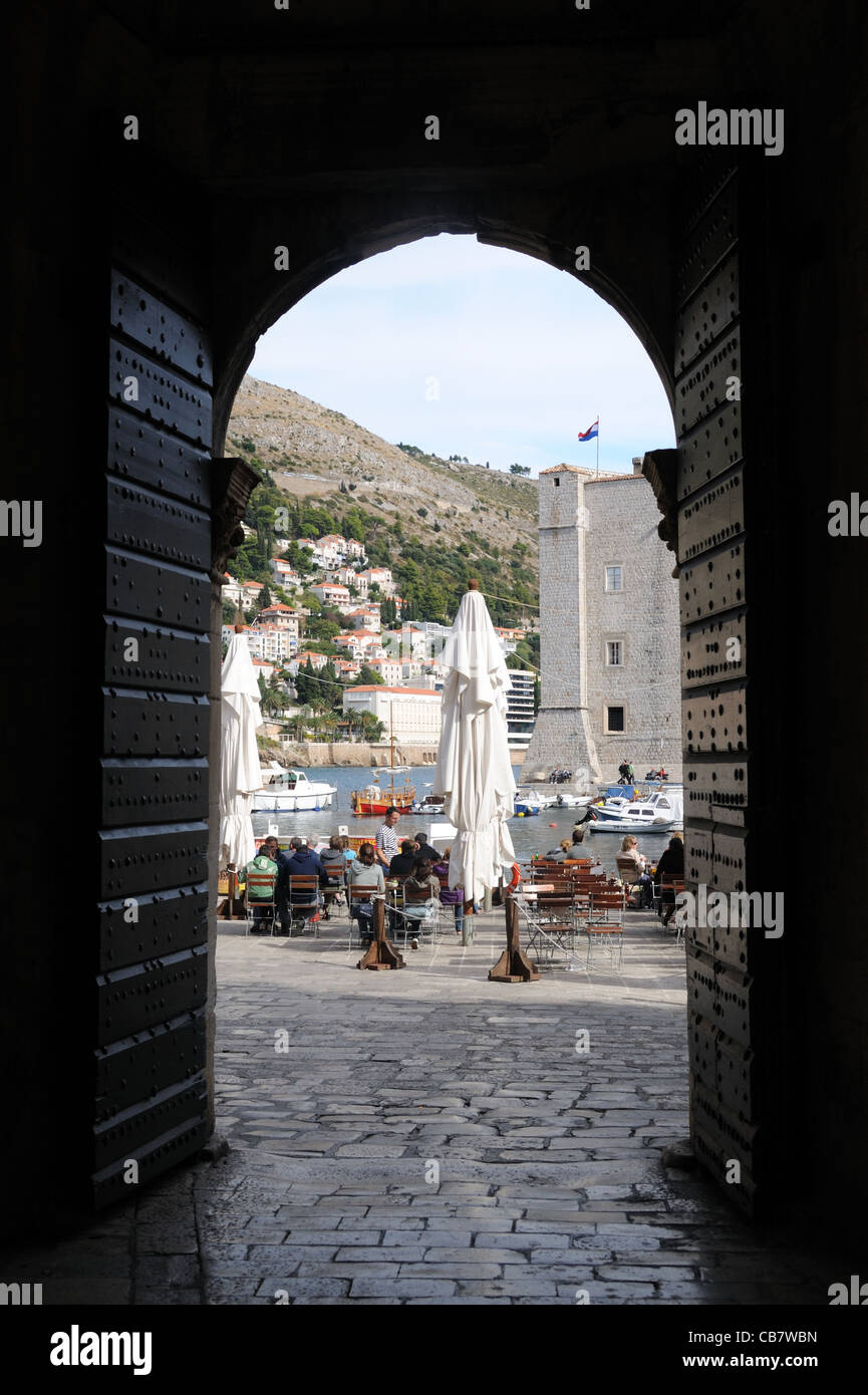 Vue sur le port grâce à la Vrata od Ponte (Port ou Ponte Gate) de la vieille ville de Dubrovnik, Dubrovnik-Neretva, Croatie Banque D'Images