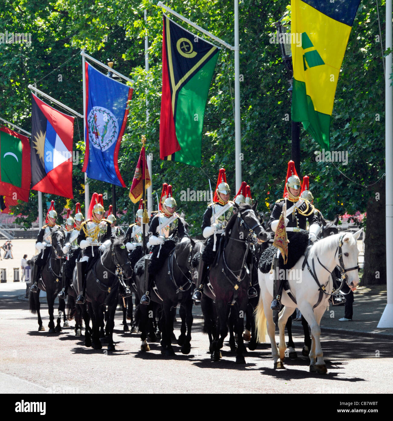 Household Cavalry au départ Horse Guards après relève de la garde Banque D'Images