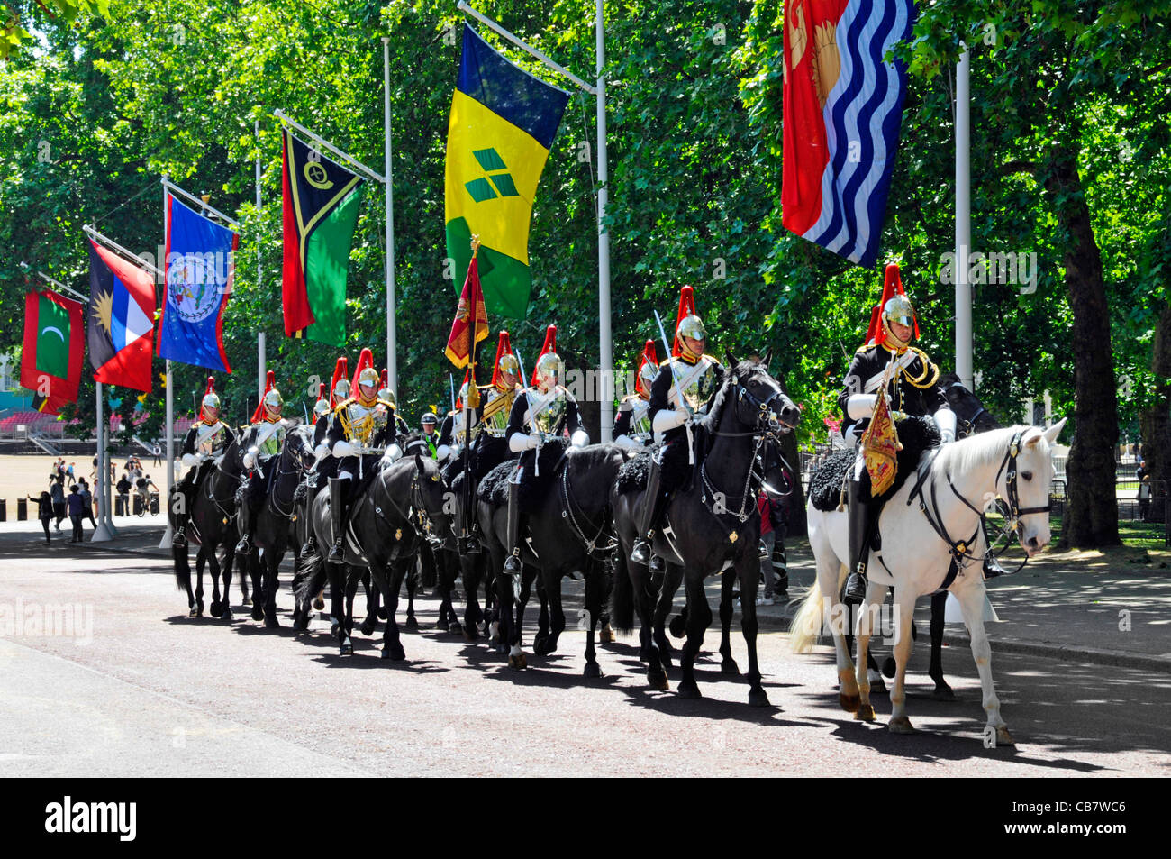 Blues and Royals Household Cavalry Regiment quitte Horse Guards Parade Ground après la cérémonie de relève de la garde cérémonie Londres Angleterre Royaume-Uni Banque D'Images
