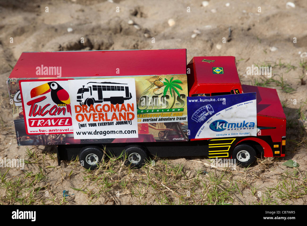 Camion jouet avec des autocollants d'Overland compagnies itinérantes, Tucan Travel, Dragoman Overland, Oasis et Kumuka, en Amérique du Sud Banque D'Images