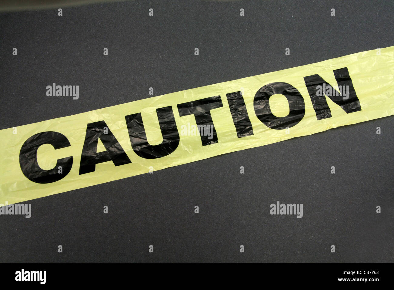 Ruban en plastique jaune avec fond sombre Banque D'Images