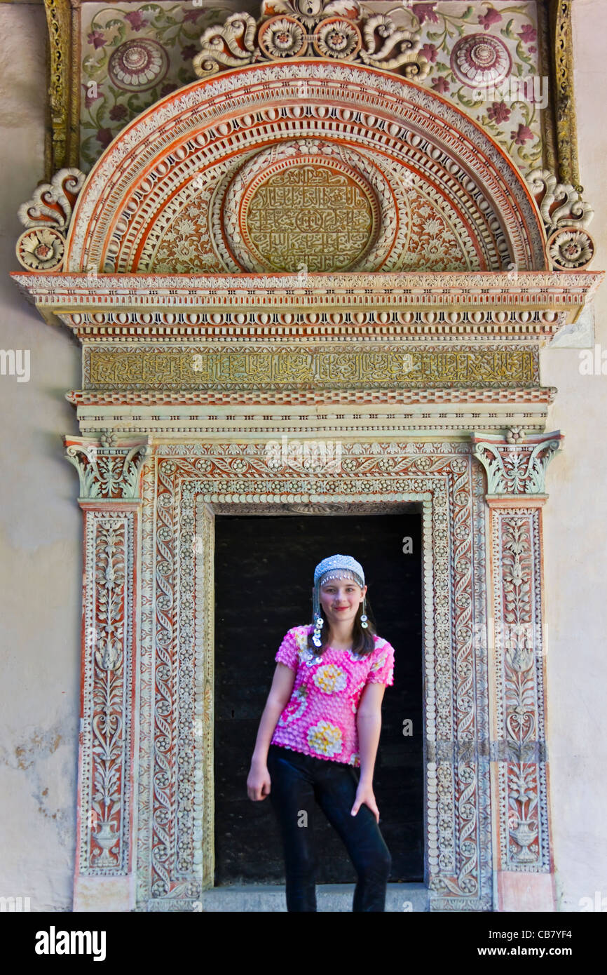 Fille à la porte de Bakhchisaray Palace dans le centre de Crimée, Ukraine Banque D'Images