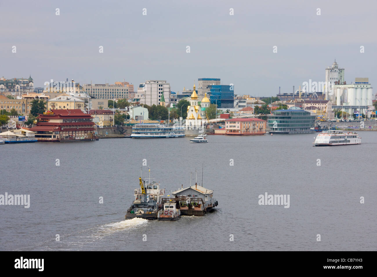 Les barges et cityscape sur Dniepr, Kiev, Ukraine Banque D'Images