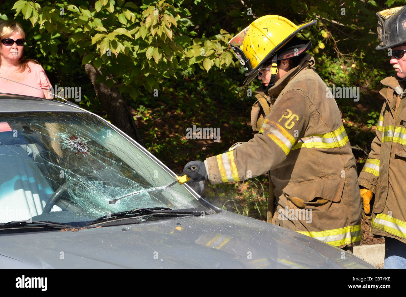 Les pompiers en utilisant les mâchoires de vie pour secourir une personne emprisonnée dans une voiture qui a été dans un accident automobile à Glendale, Arizona Banque D'Images