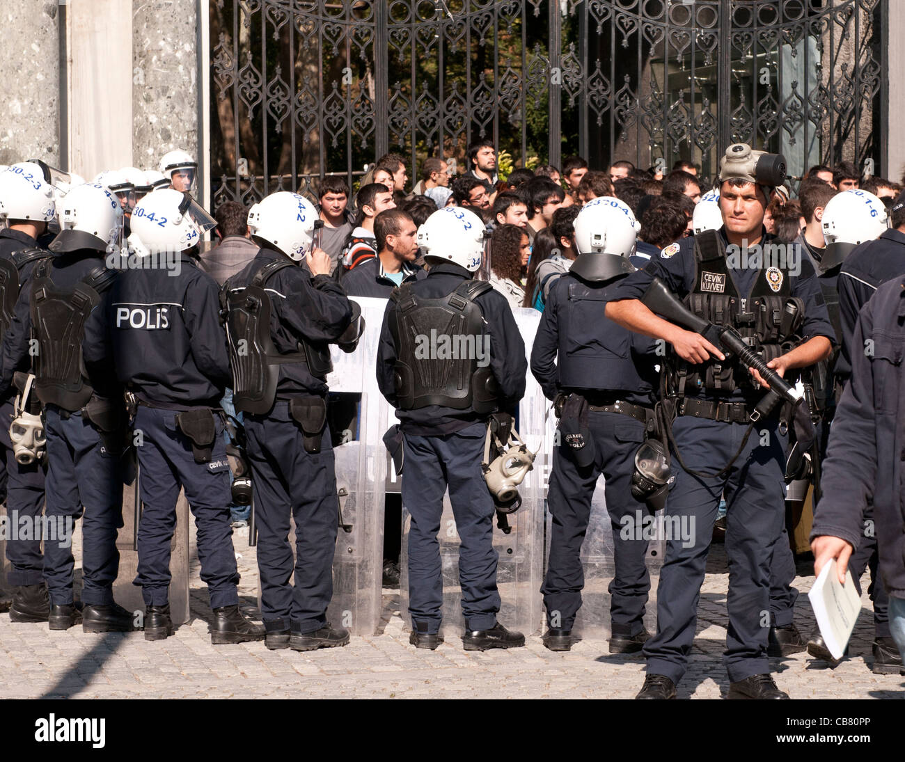 La police anti-émeute turque dans la participation à une manifestation d'étudiants de l'Université d'Istanbul, Mercan, Istanbul, Turquie Banque D'Images