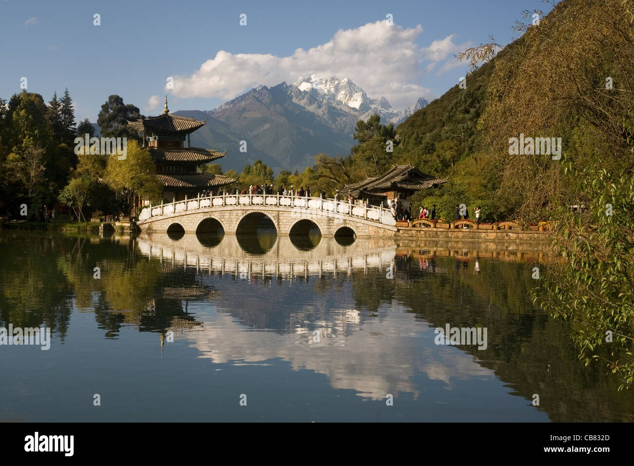 Chine Yunnan Lijiang Black Dragon Pool Park & Montagne Enneigée du Dragon de Jade Banque D'Images