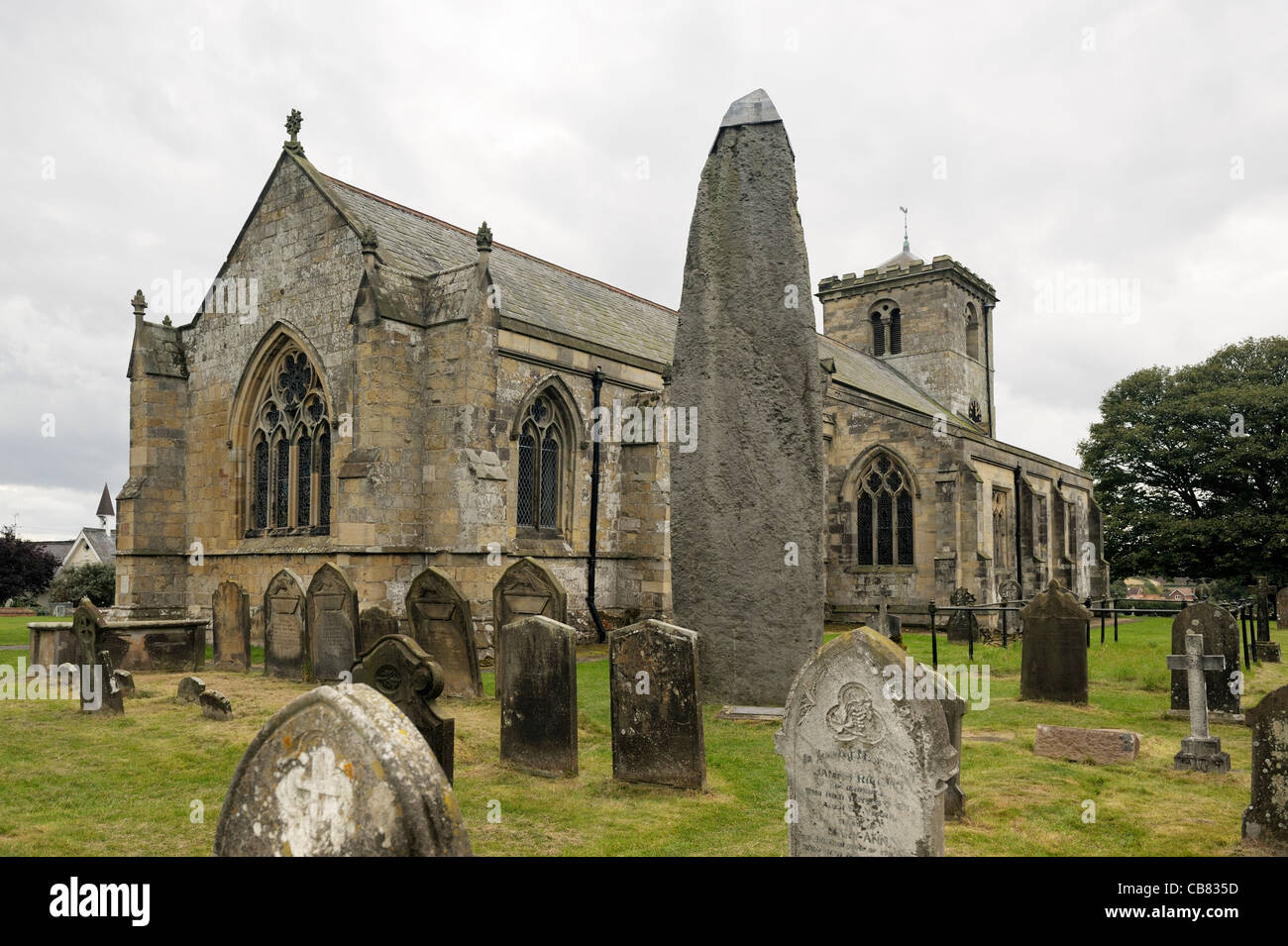 Rudston monolith, fin du Néolithique 26 ft. Rudtson pierre à côté de l'église de la paroisse de tous les Saints, East Yorkshire, England, UK Banque D'Images