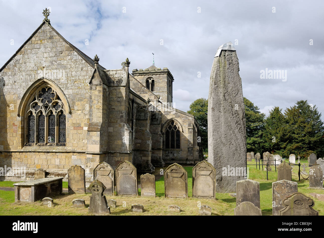 Rudston monolith, fin du Néolithique 26 ft. Rudtson pierre à côté de l'église de la paroisse de tous les Saints, East Yorkshire, England, UK Banque D'Images