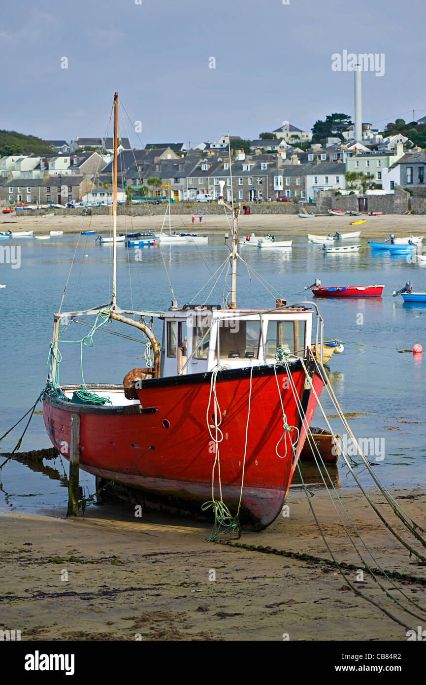Bateau de pêche rouge St Mary's Harbour - Îles Scilly UK Banque D'Images