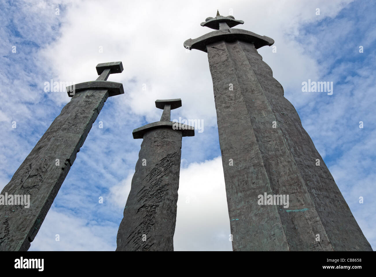Trois grandes épées debout sur la colline comme mémoire de la bataille de Hafrsfjord en l'an 872. Hafrsfjord, Stavanger, Norvège. Banque D'Images