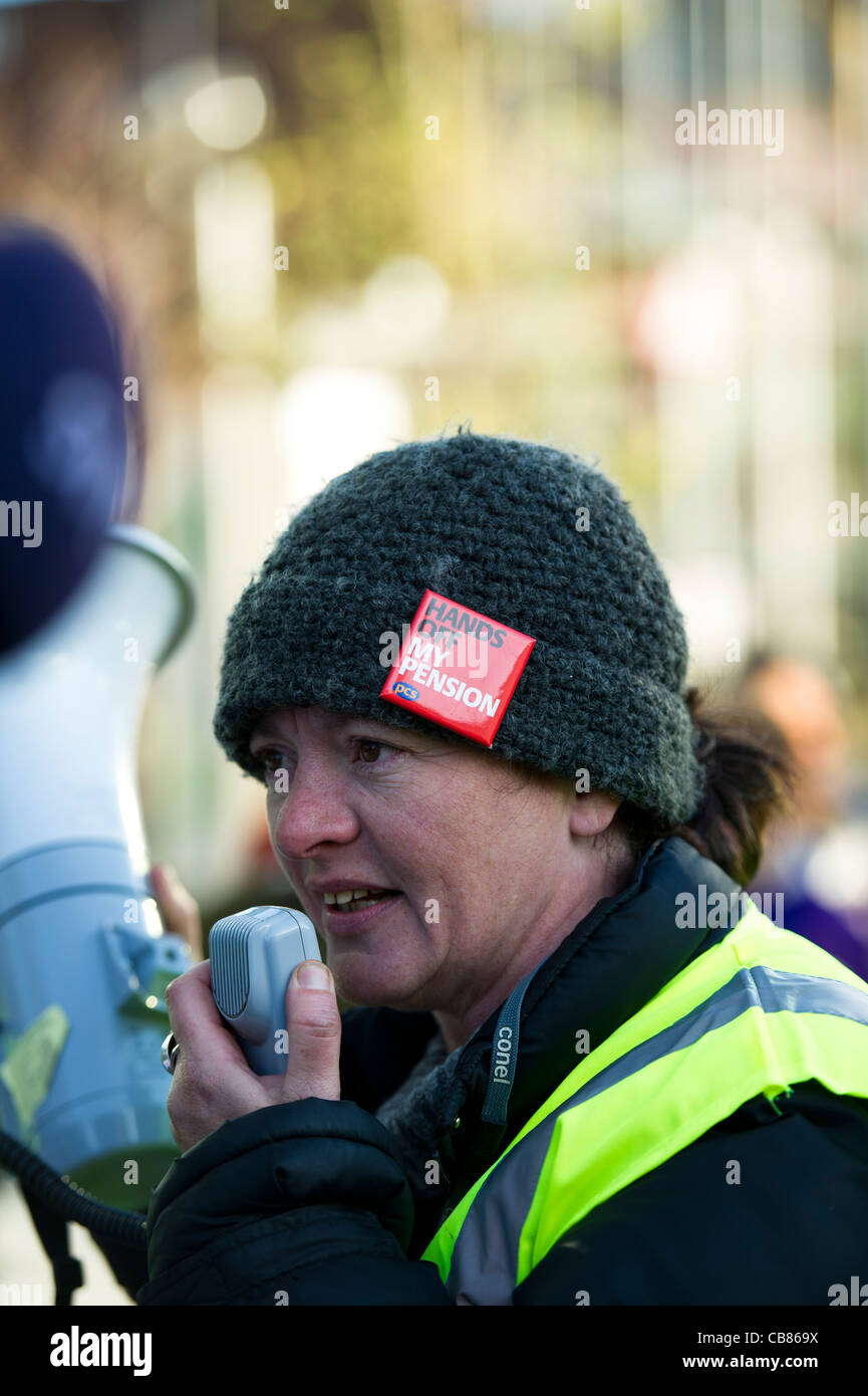 Un officiel de l'union des femmes parlant dans un mégaphone pendant la journée nationale de grèves dans le secteur public contre le gouvernement coupe dans les retraites Banque D'Images