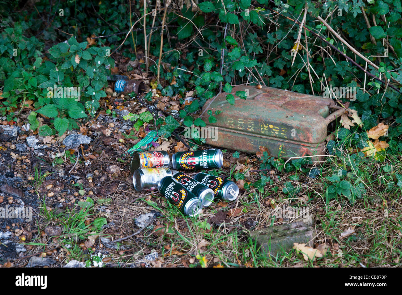 Utilisé des canettes de bière et jerry peut jeter dans la campagne, Devon, Angleterre Banque D'Images